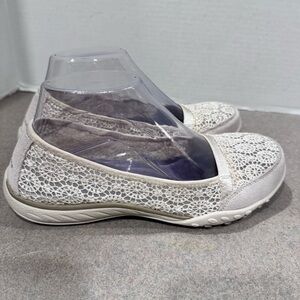 Skechers Women’s Relaxed Fit Breathe Easy Pretty Factor Ivory Ballet Flats 7.5